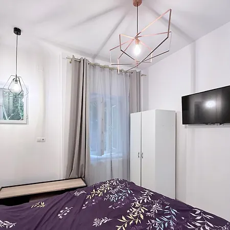 Near Park With Garden View Lägenhet