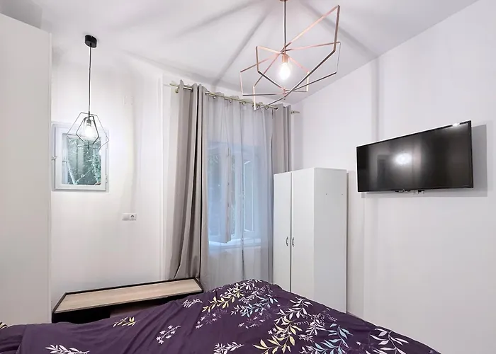 Near Park With Garden View Lägenhet